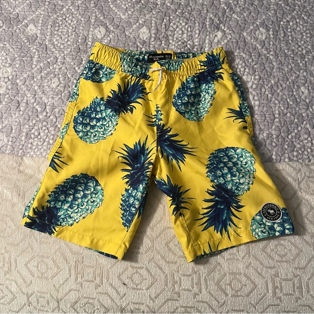 Abercrombie Kids Blue and Yellow Patterned Shorts. Size 11/12.